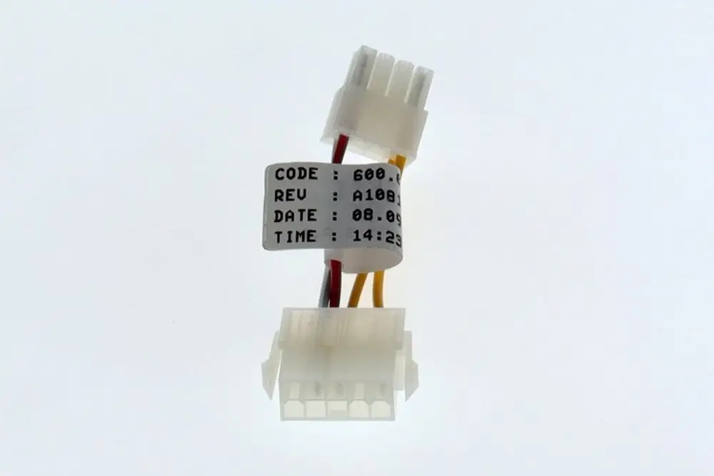 Adapter mit zwei Steckverbindern und Kabeln. Auf einem Etikett sind Informationen wie Code, Revision, Datum und Uhrzeit abgedruckt. Produkt von Bosch.